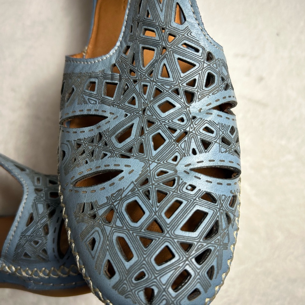 Spring Step IRIN Blue Leather Etched Design T-Strap Sandals with 2” Heel Size 9 - Picture 10 of 12
